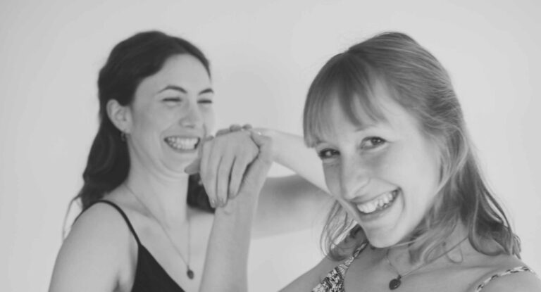 Freundinnen tanzen beim Freundinnen-Fotoshooting