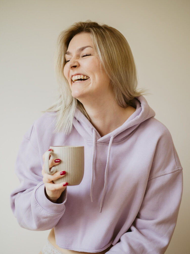 Frau mit Tasse in Pullover.