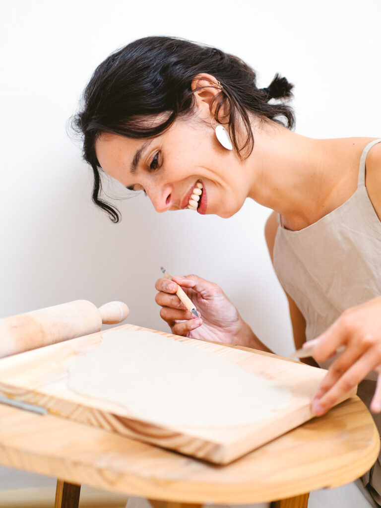 Frau arbeitet an einem Kunstwerk