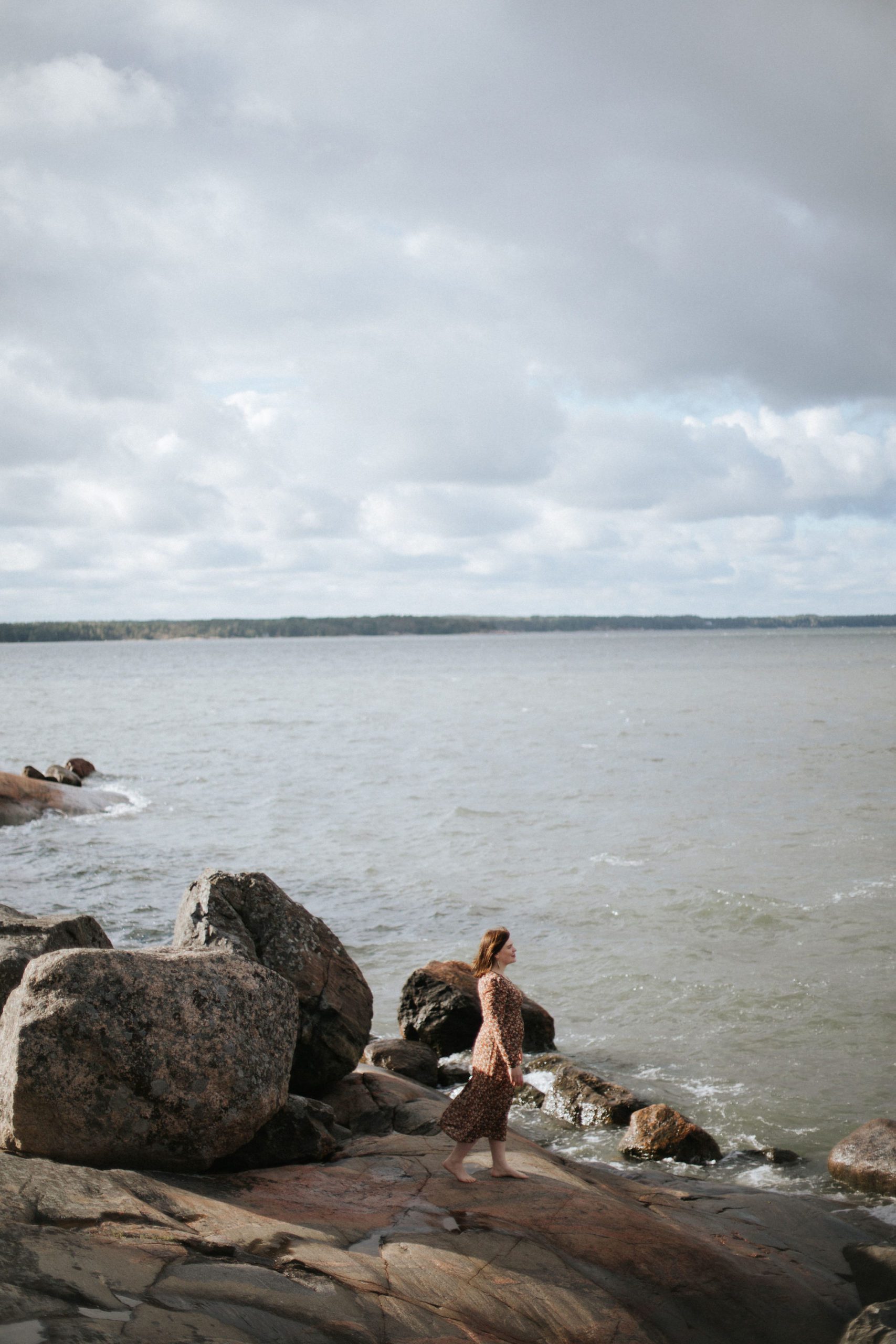 Foto von Katharina Reichardt bei ihrem eigenen Boudoirshooting am Strand von Finnland