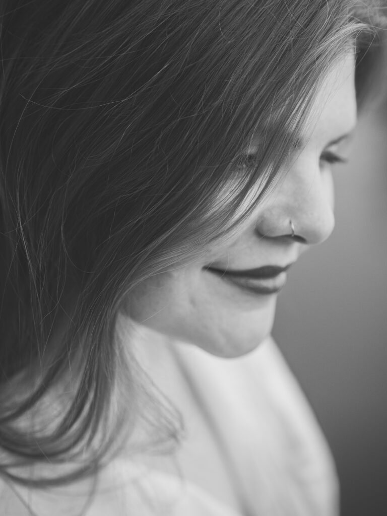 schwarz-weiß Portrait einer Frau mit gesenktem Blick
