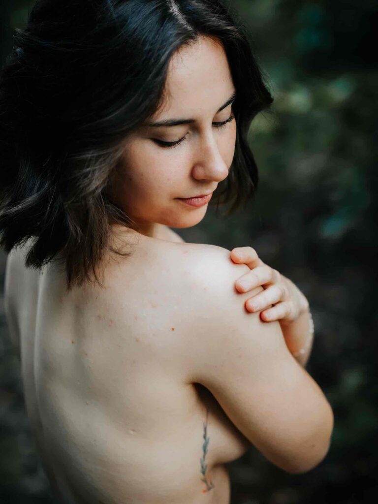 Outdoor Boudoir Shooting Location Berlin – Frau im Wald in sinnlicher Pose