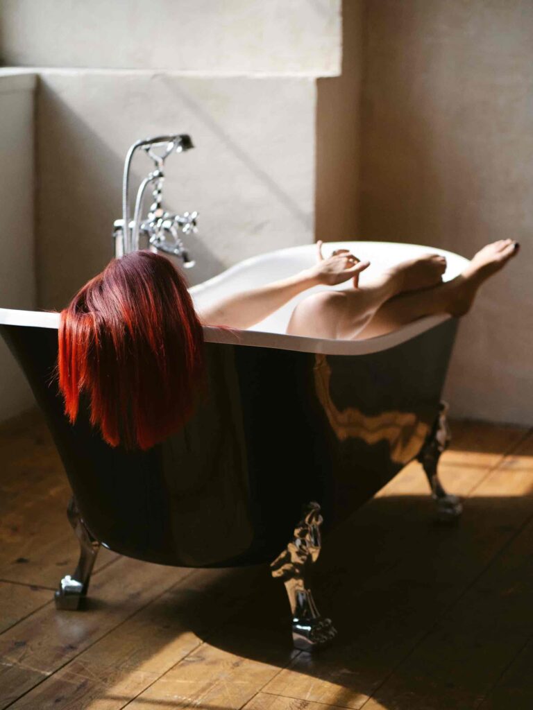Boudoir Shooting Location Berlin: Frau in einem klassischen Fotostudio von hinten in der Badewanne
