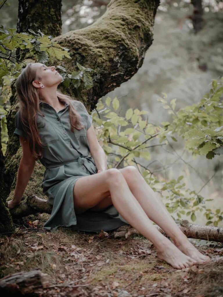 Boudoir Shooting Location Berlin Outdoor – Frau lehnt an einem Baum im Abendlicht