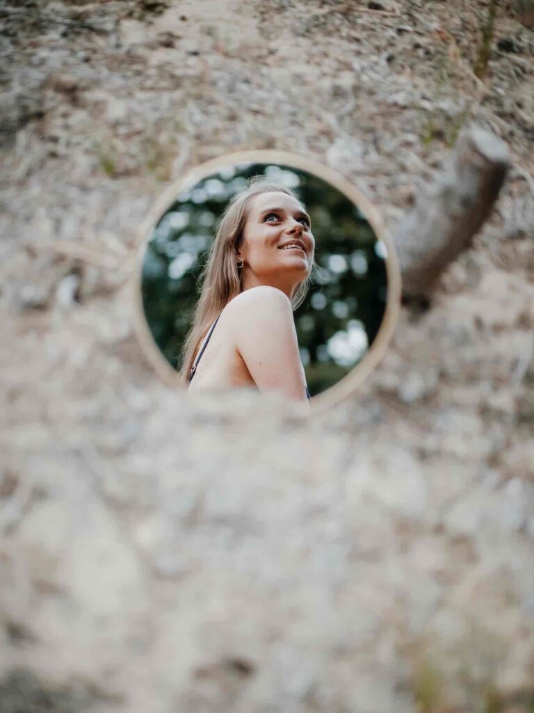 Boudoir Shooting Location Berlin Outdoor – Spiegelbild einer Frau im Wald