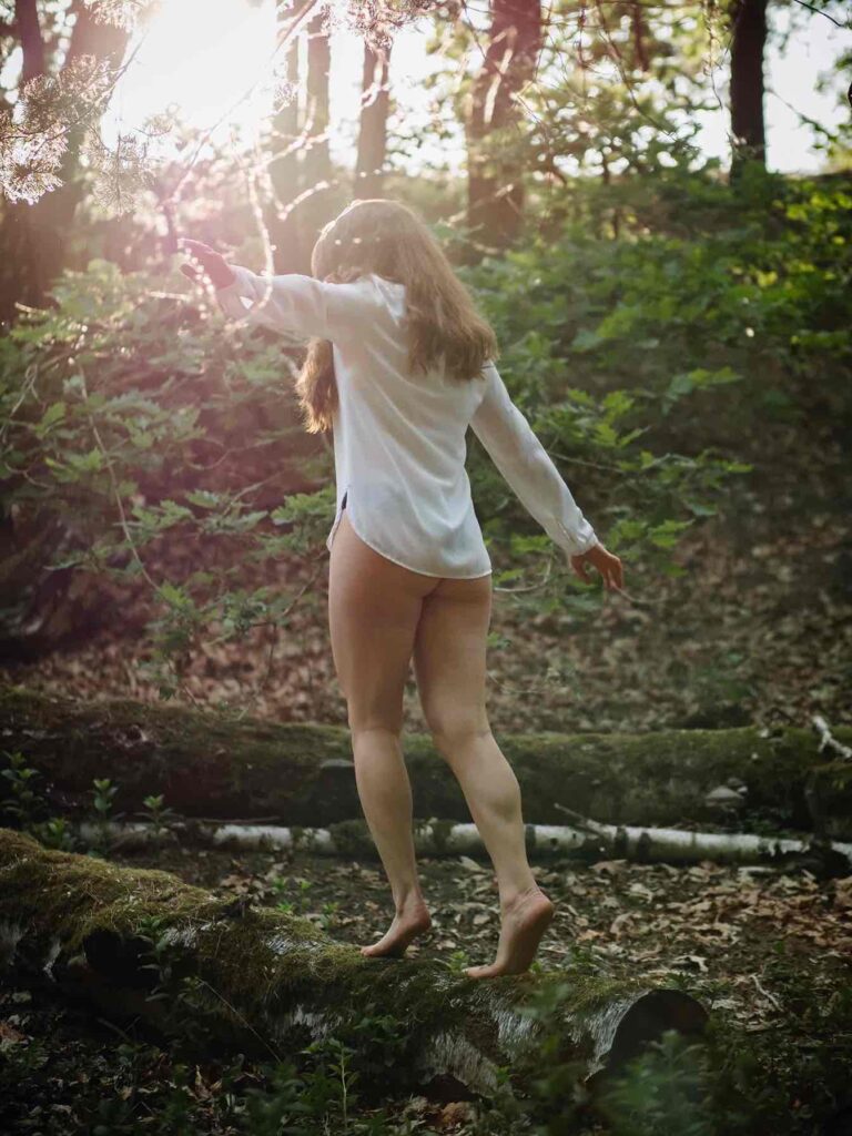 Boudoirshooting draußen – Frau im Sonnenuntergang im Tegeler Forst